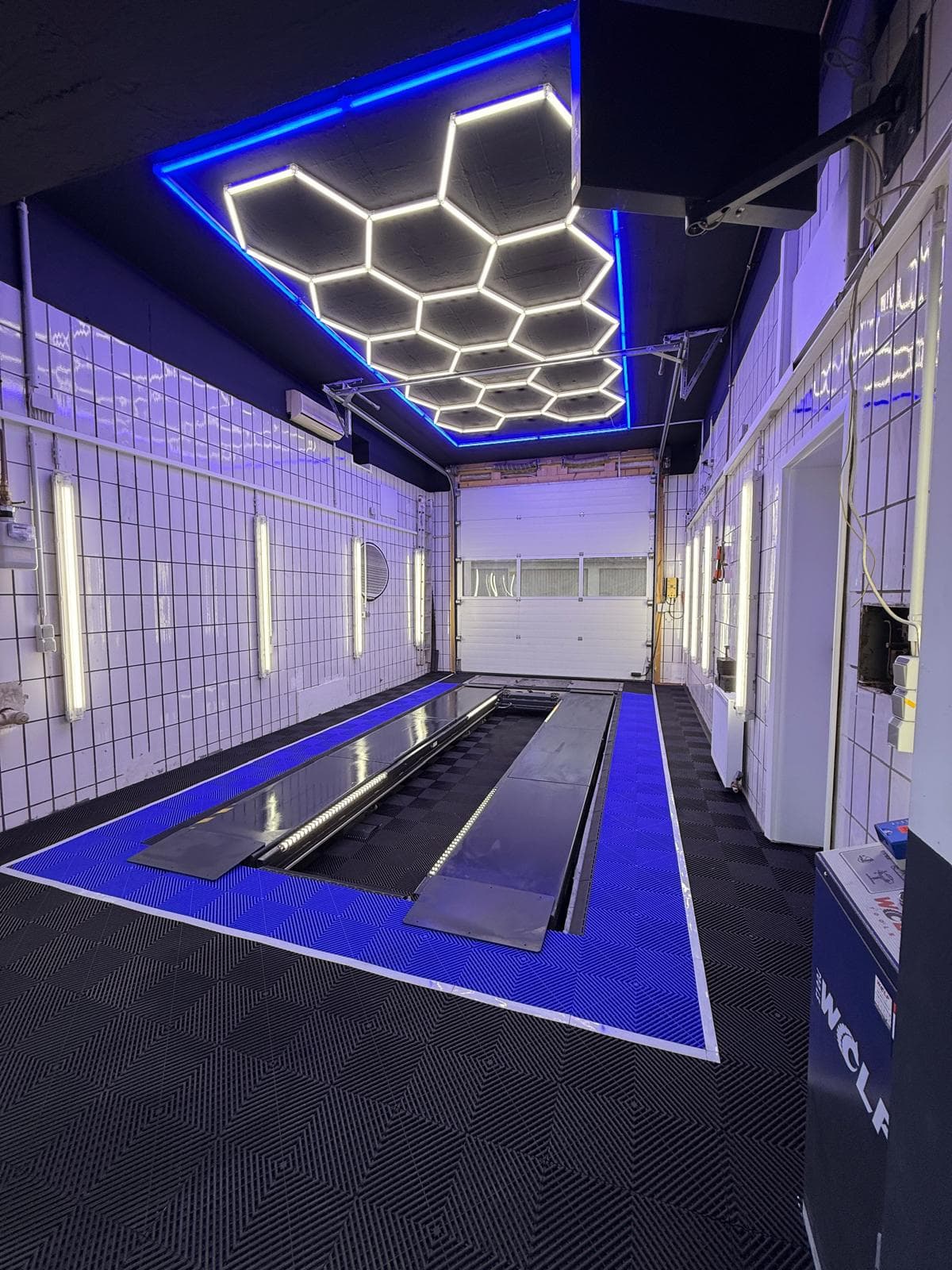 Prüfhalle des Ingenieurbüros Hombruch mit Bremsprüfstand und Hexagon-LED-Decke